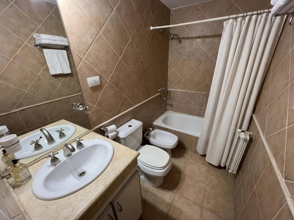 Shower, Toilet, Bathroom, Bath, bidet, towels