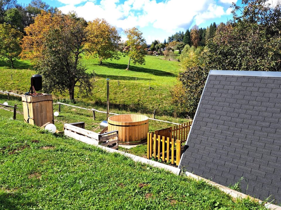 Biološki glamping po metodi Rudolfa Steinerja, Bio kmetija Ropret Stegne & Center za naravno otroštvo in družino Chalet in Slovenia