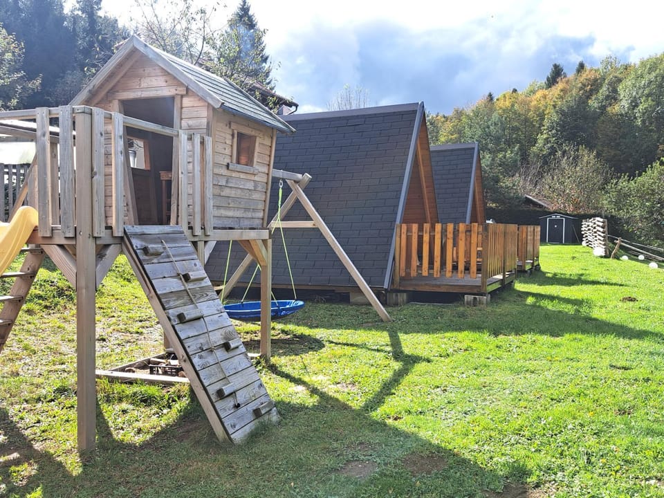 Biološki glamping po metodi Rudolfa Steinerja, Bio kmetija Ropret Stegne & Center za naravno otroštvo in družino Chalet in Slovenia