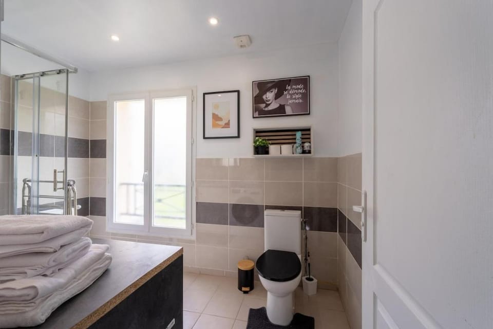Bathroom, towels