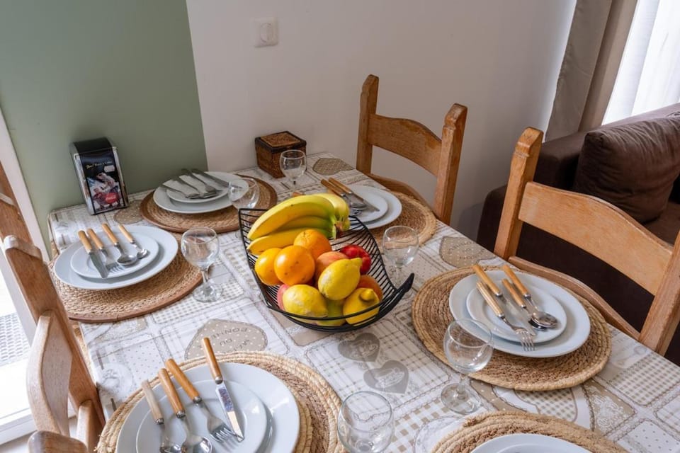 Dining area, Food