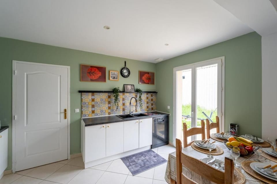 Kitchen or kitchenette, Dining area, stove