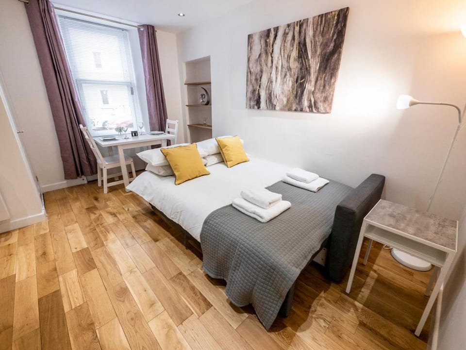 Bed, Living room, Dining area, Bedroom, wardrobe