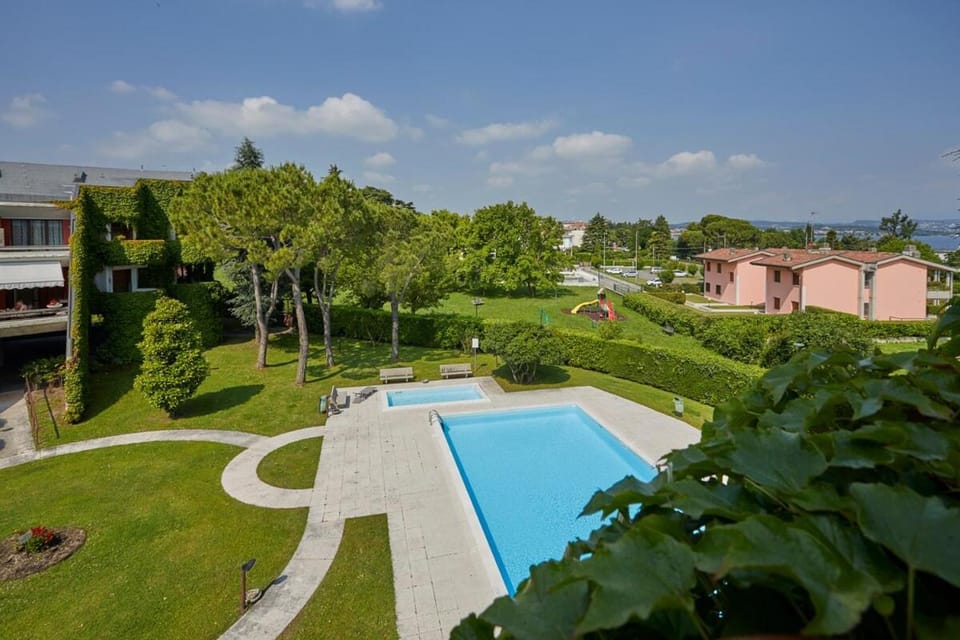 Lake view apartment - 100mt Lake - Pool, Free Parking Apartment in Desenzano del Garda