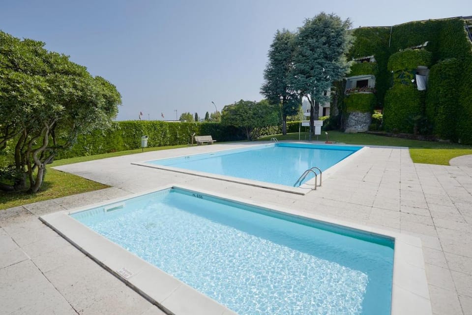 Lake view apartment - 100mt Lake - Pool, Free Parking Apartment in Desenzano del Garda