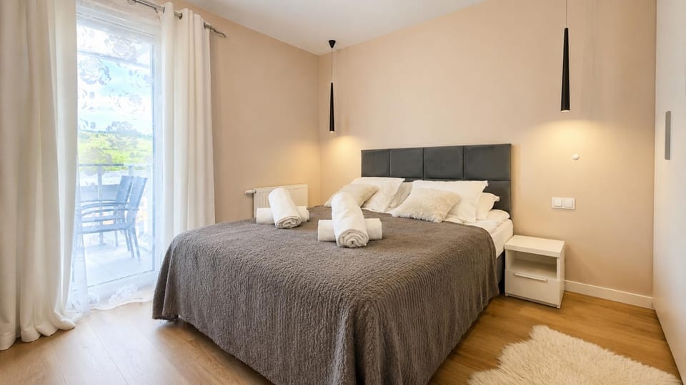 Bed, TV and multimedia, Photo of the whole room, Bedroom, towels