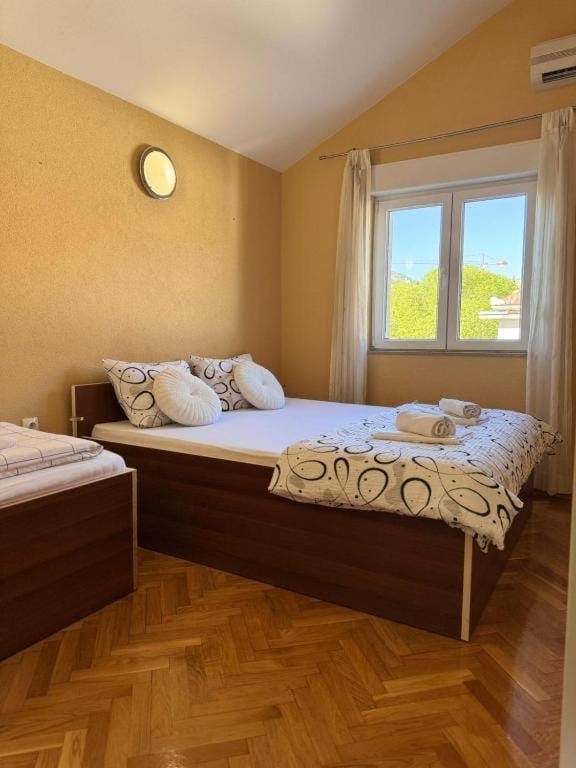 Bed, Bedroom, towels