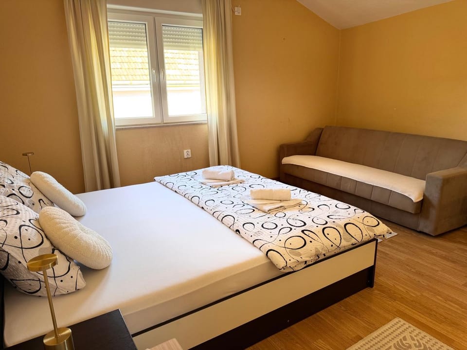 Bed, Bedroom, towels
