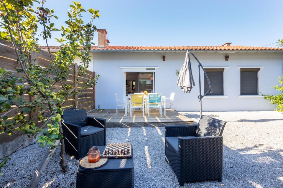 Patio, Day, Balcony/Terrace, Dining area