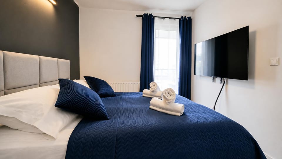 Bed, TV and multimedia, Photo of the whole room, Bedroom, towels