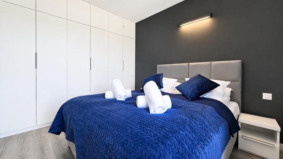 Bed, Photo of the whole room, Bedroom, towels