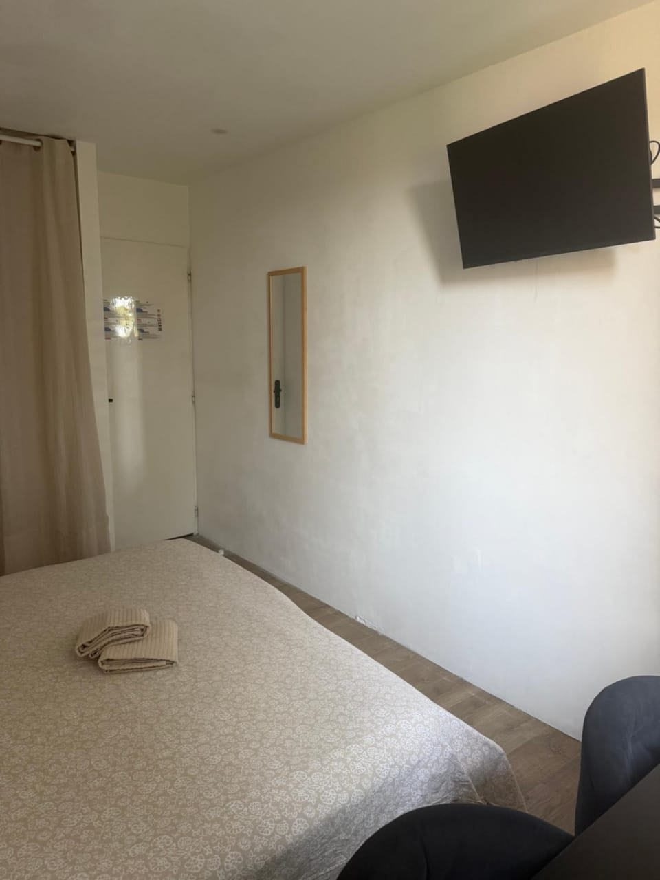 Rental in a private residence with free parking close to all types of transport and six minutes from the city center Vacation rental in Nice