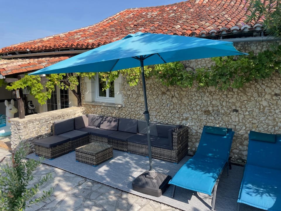 Property building, Patio, Garden, Living room, sunbed