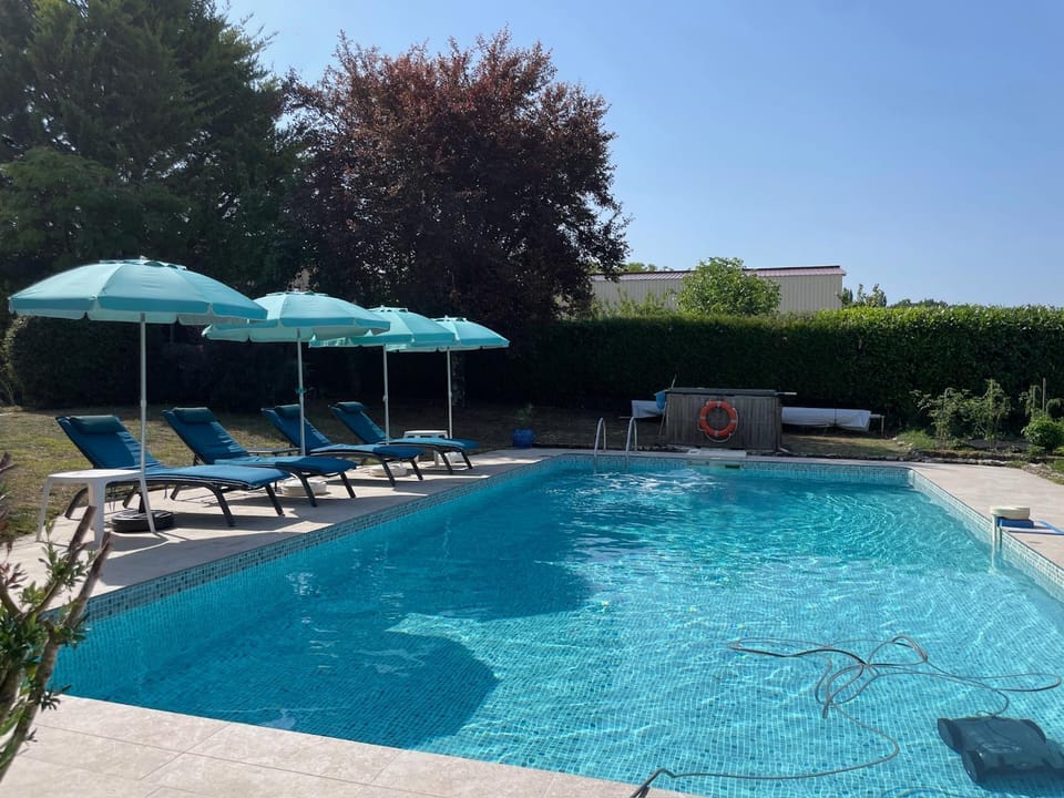 Swimming pool, sunbed