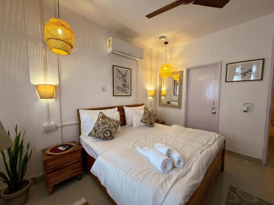Cozy 3BHK with Sunlit Rooms, Near Select CityWalk Saket Apartment in New Delhi