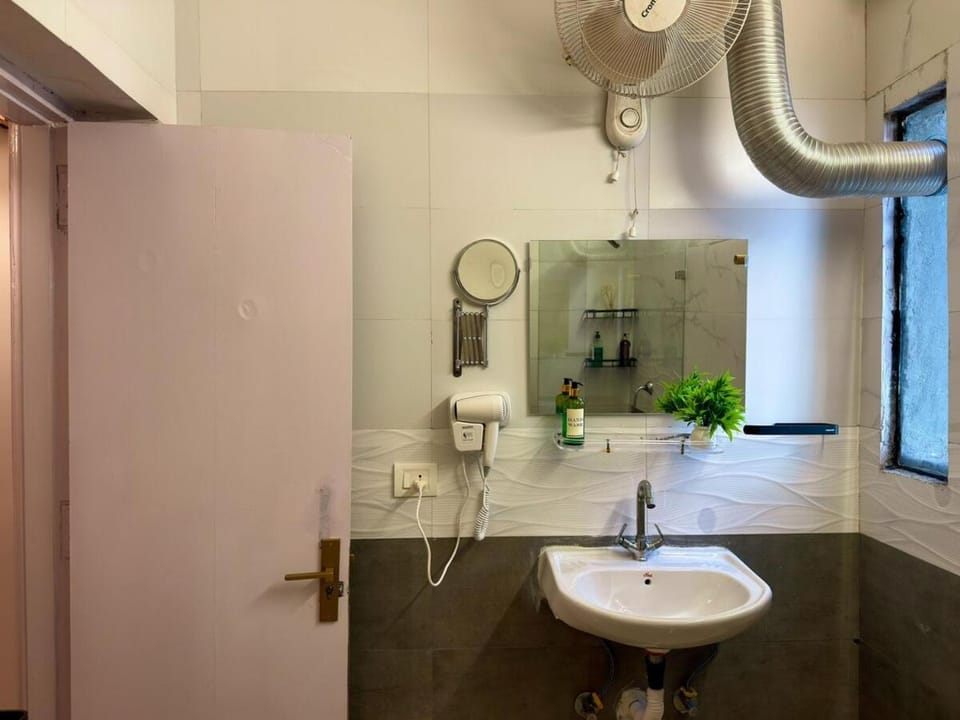 Cozy 3BHK with Sunlit Rooms, Near Select CityWalk Saket Apartment in New Delhi