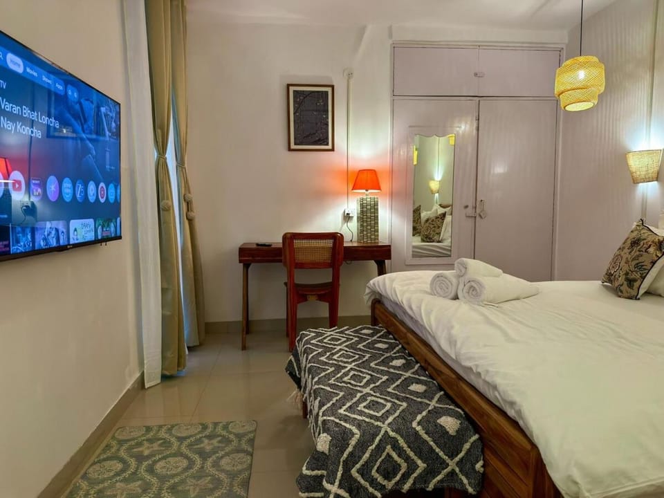 Cozy 3BHK with Sunlit Rooms, Near Select CityWalk Saket Apartment in New Delhi