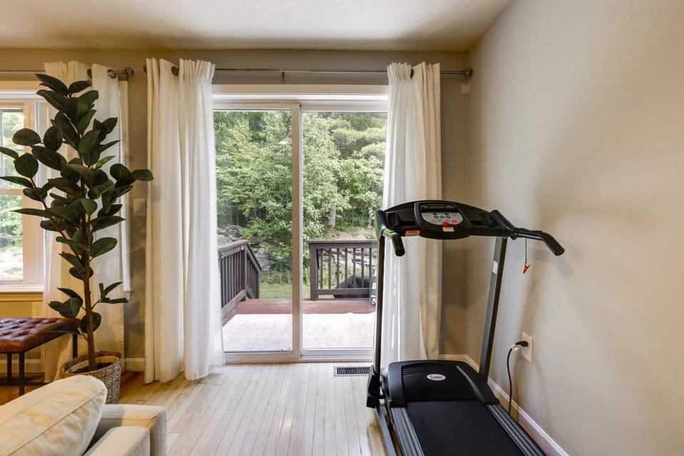 Pet-Friendly Fitchburg Townhome Near Wachusett Mtn House in Leominster