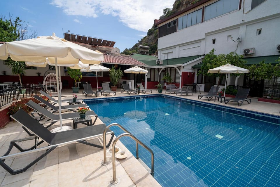 Property building, Patio, Day, Pool view, Swimming pool, Swimming pool, sunbed