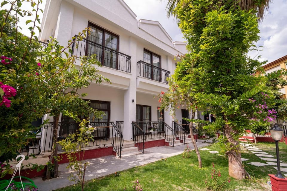 Property building, Day, Garden, Garden, Balcony/Terrace, Garden view