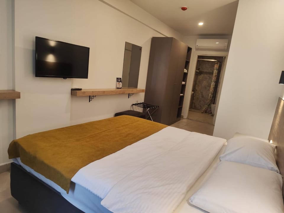 Bed, TV and multimedia, air conditioner