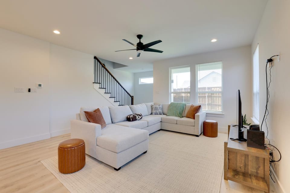 Huge Kitchen & Living Space! Modern DFW Home House in Irving