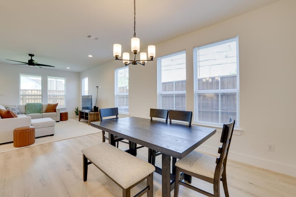Huge Kitchen & Living Space! Modern DFW Home House in Irving