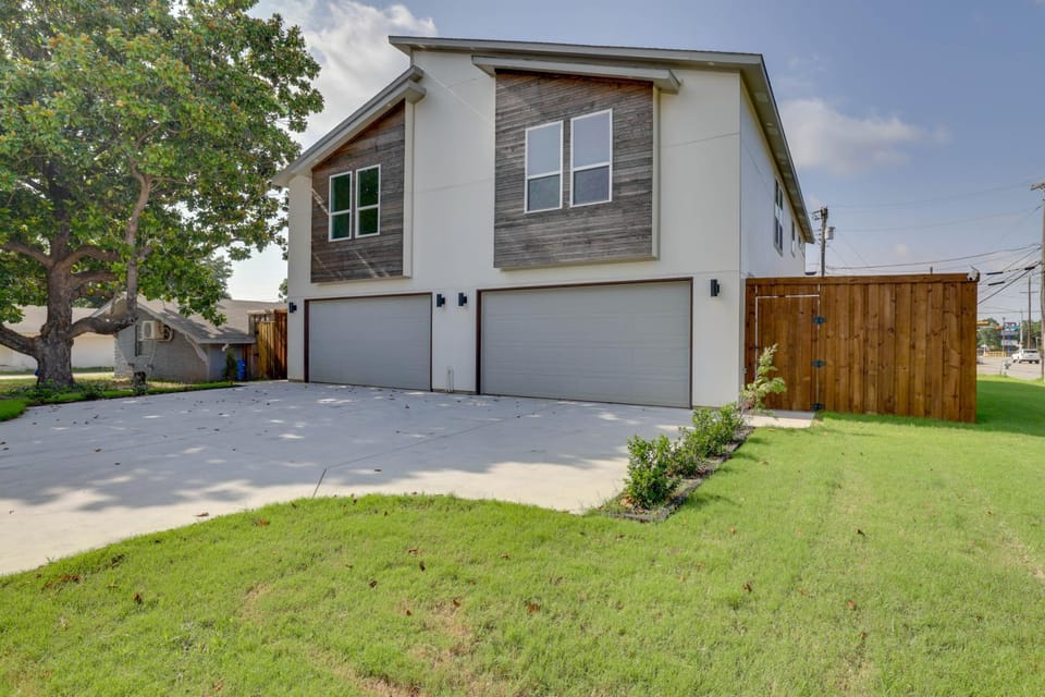 Huge Kitchen & Living Space! Modern DFW Home House in Irving