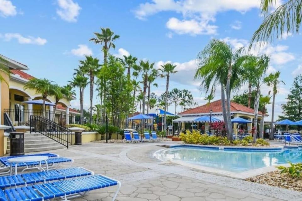Day, Swimming pool