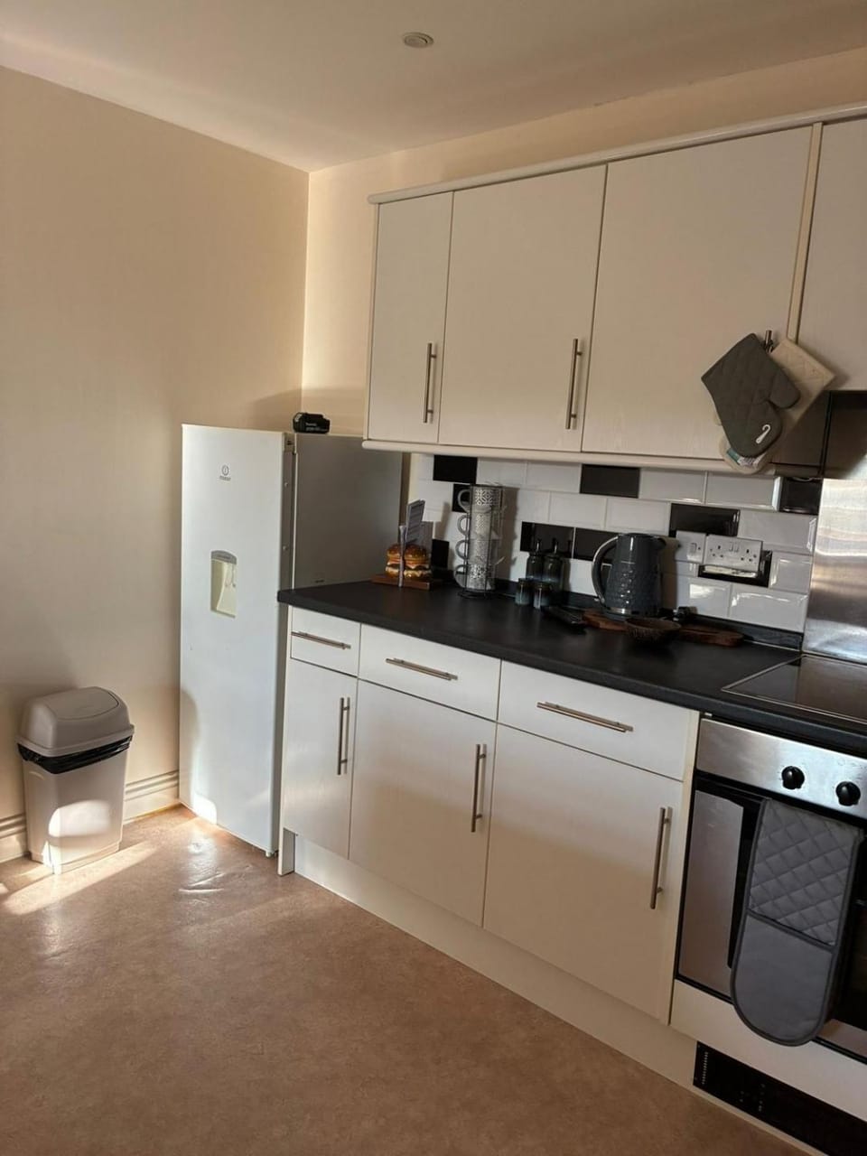 Cozy 1BR Apartment with Parking Apartment in Shepton Mallet