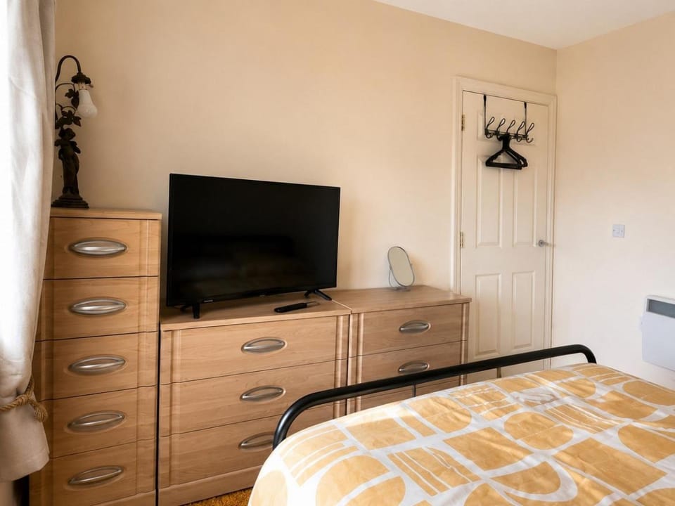 Cozy 1BR Apartment with Parking Apartment in Shepton Mallet