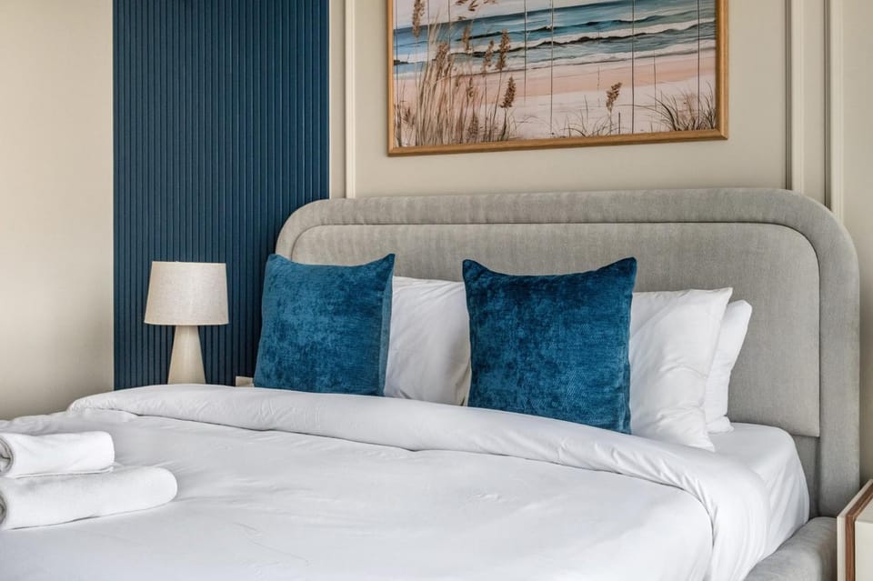 GuestReady - BurjKhalifa & Canal Views|2BR + Maids Apartment in Dubai