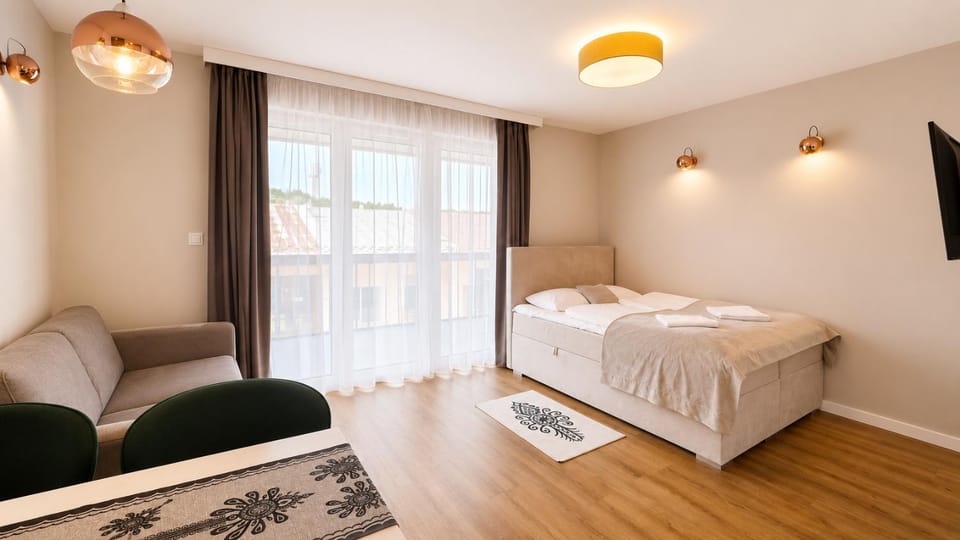 Bed, TV and multimedia, Photo of the whole room, Bedroom, towels