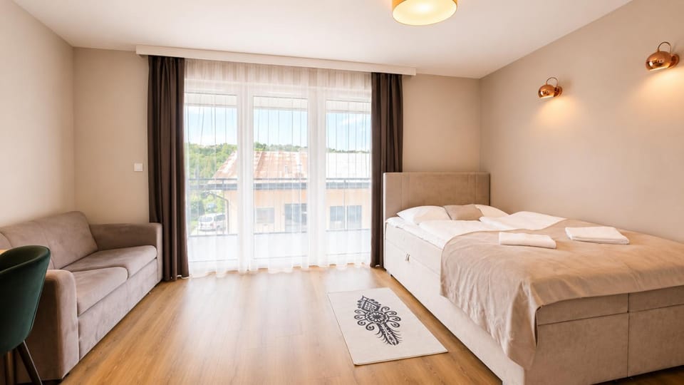 Bed, Living room, Photo of the whole room, Seating area, Bedroom, towels