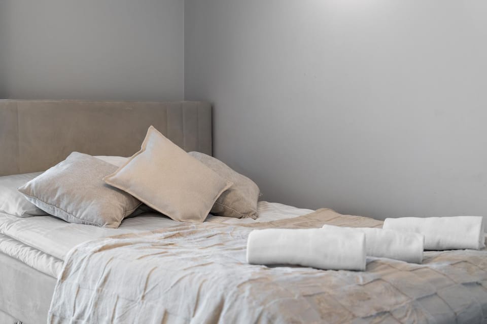Bed, Photo of the whole room, Bedroom, towels