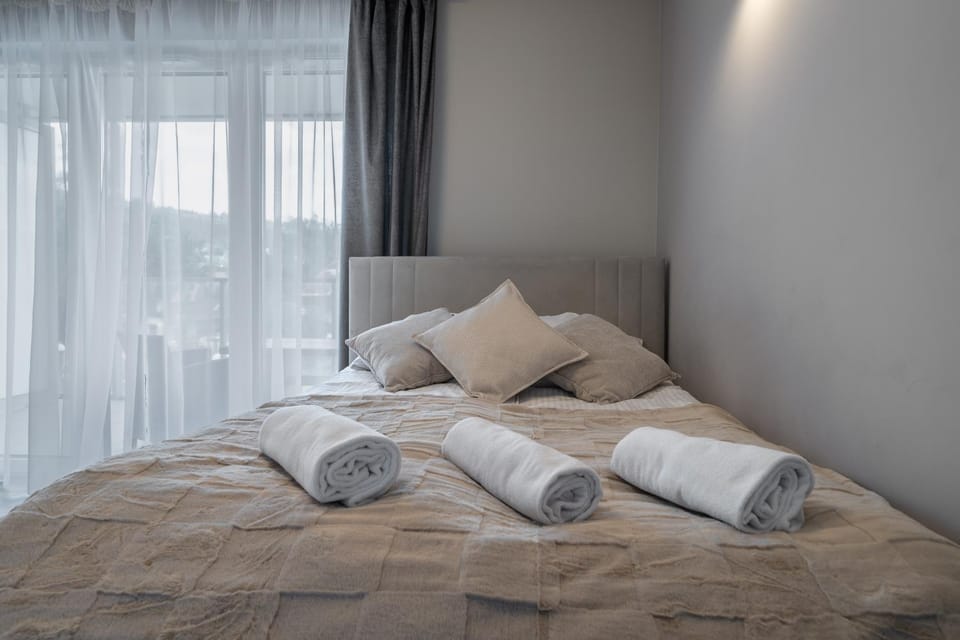 Bed, Photo of the whole room, Bedroom, towels