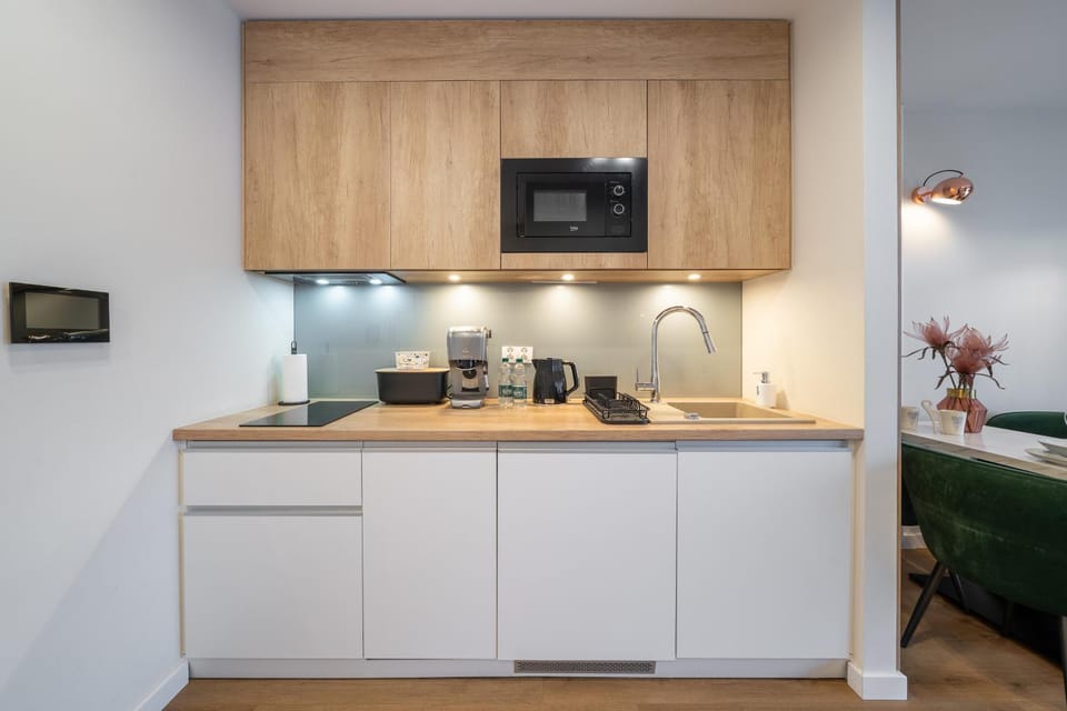 Coffee/tea facilities, Kitchen or kitchenette, stove