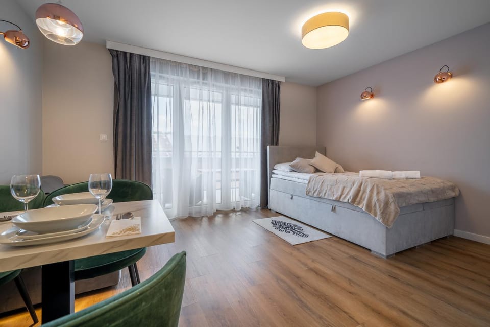 Bed, Living room, Photo of the whole room, Seating area, Bedroom, towels