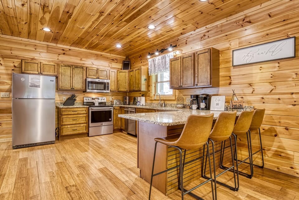 Coffee/tea facilities, Kitchen or kitchenette, Decorative detail, Decorative detail, Seating area, Dining area, Communal kitchen, Pets, Pets, dishwasher, microwave, oven, pet friendly, pet friendly, stove, stove, toaster, toaster, kitchen, kitchen