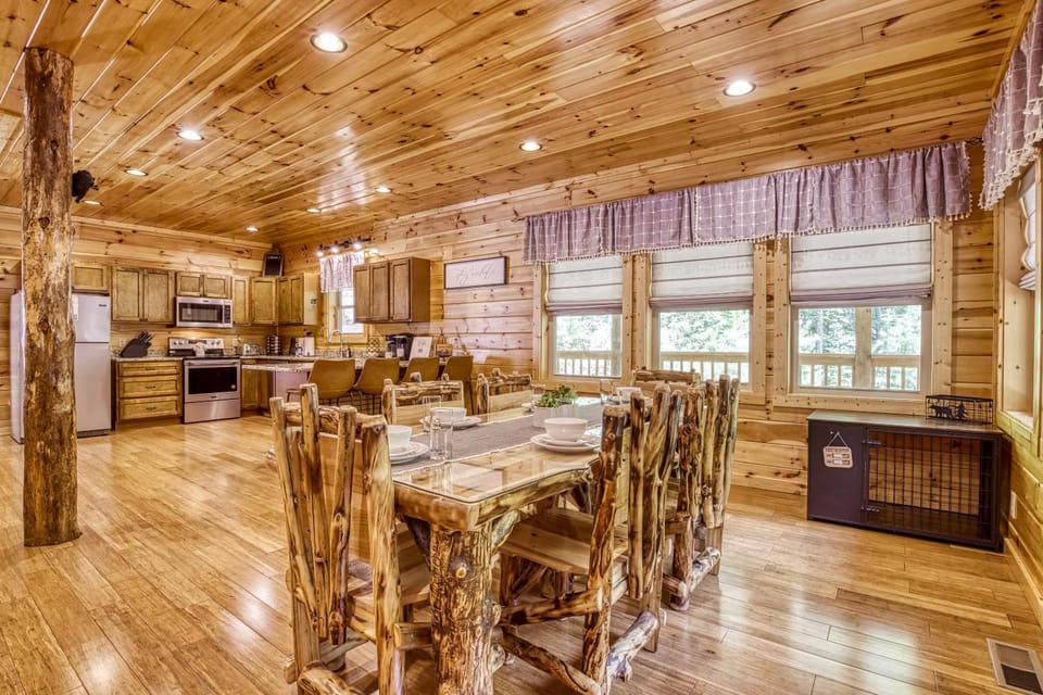 Coffee/tea facilities, Kitchen or kitchenette, Decorative detail, Decorative detail, Dining area, Communal kitchen, Pets, Pets, microwave, oven, pet friendly, pet friendly, stove, stove, toaster, toaster, kitchen, kitchen