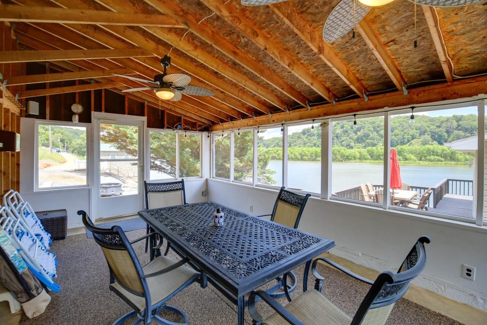 Fire Pit & Floating Dock! Claytor Lake Hideout House in Claytor Lake