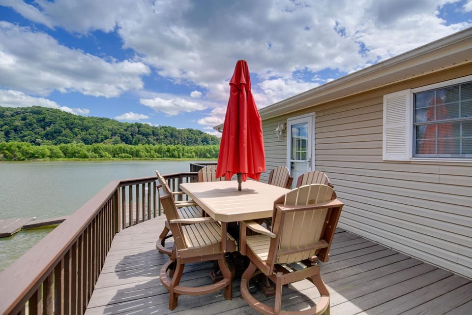 Fire Pit & Floating Dock! Claytor Lake Hideout House in Claytor Lake