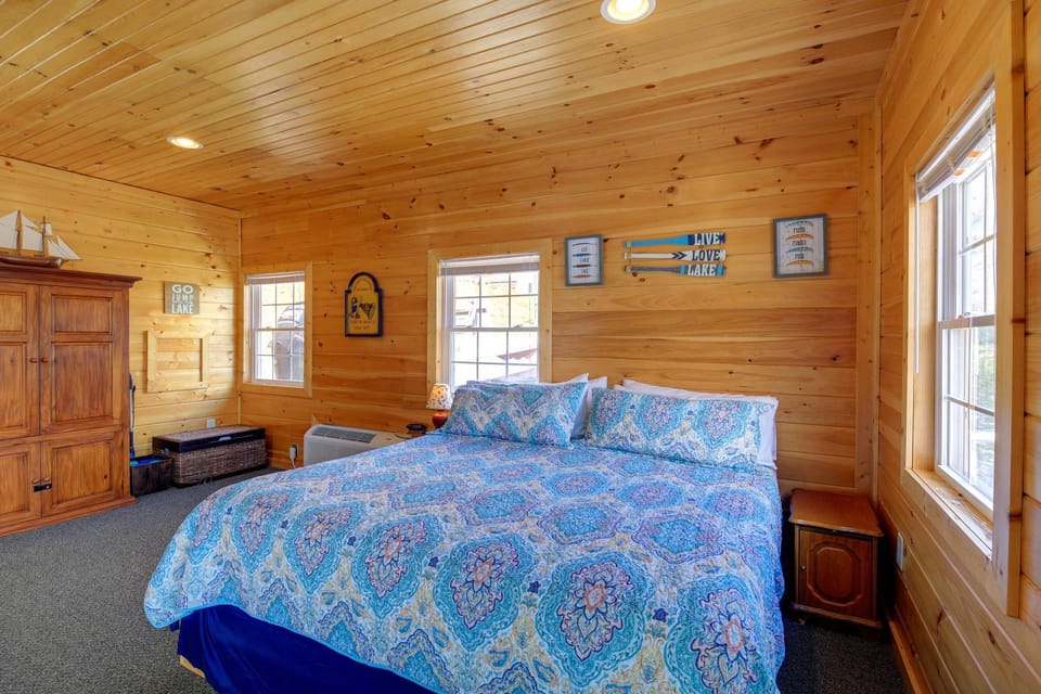 Waterfront Deck w/ Mtn View! Claytor Lake Retreat Apartment in Claytor Lake