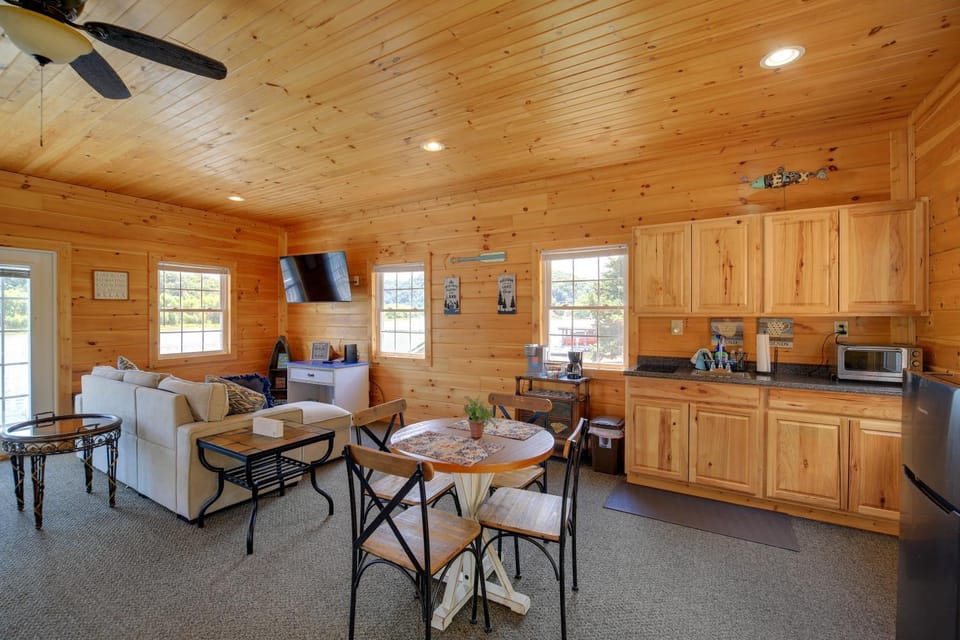 Waterfront Deck w/ Mtn View! Claytor Lake Retreat Apartment in Claytor Lake