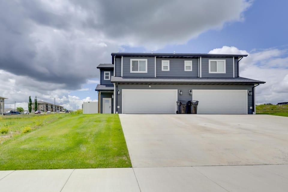 Professional Base in Williston! New-Build Townhome House in Williston