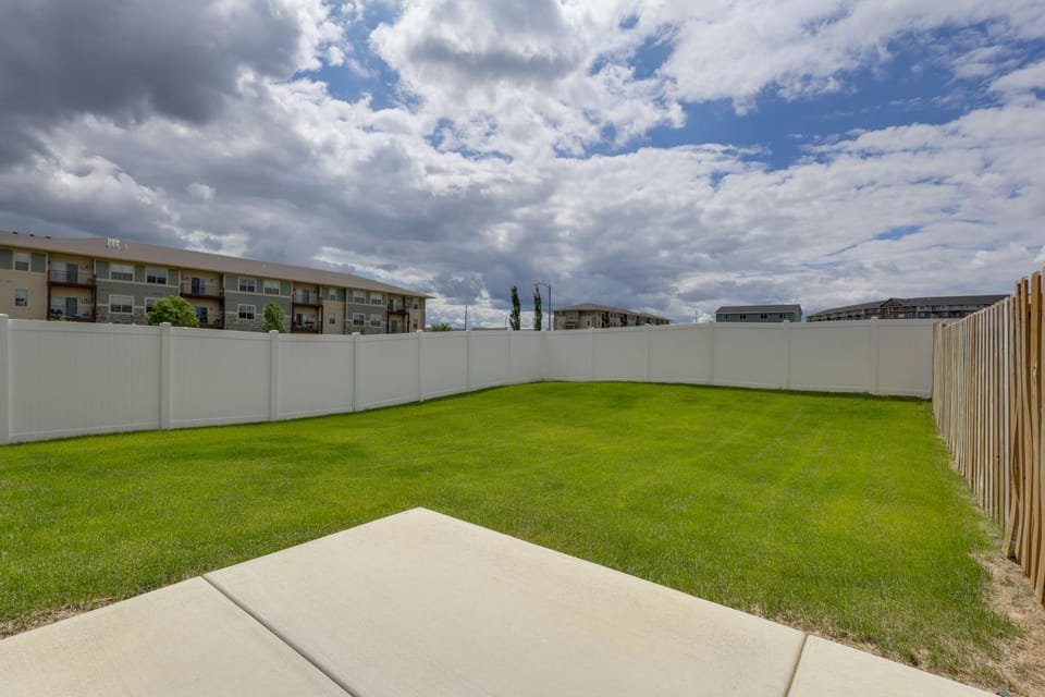 Professional Base in Williston! New-Build Townhome House in Williston