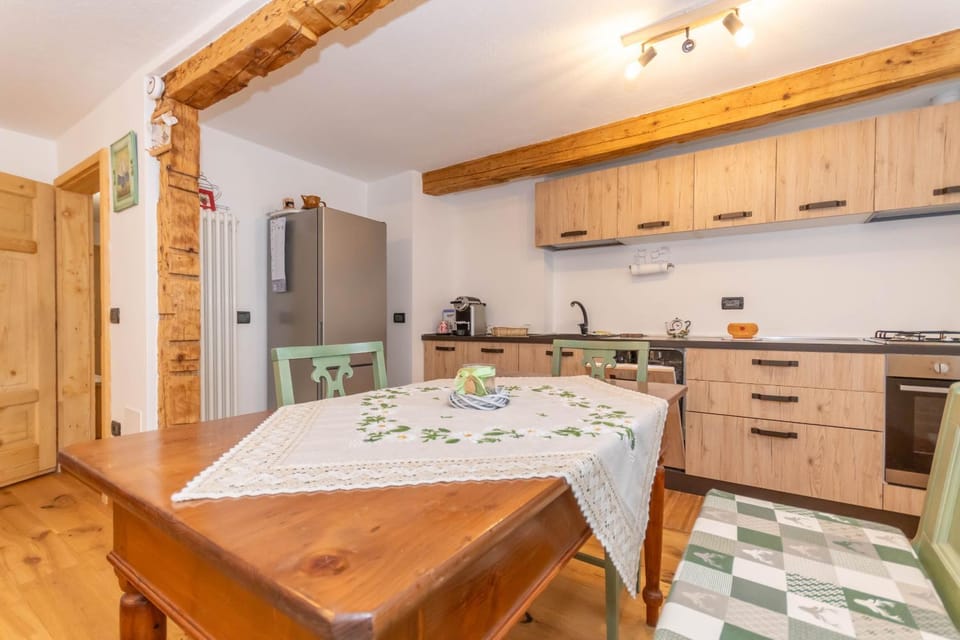 Communal lounge/ TV room, Kitchen or kitchenette, Living room, Dining area, oven, stove