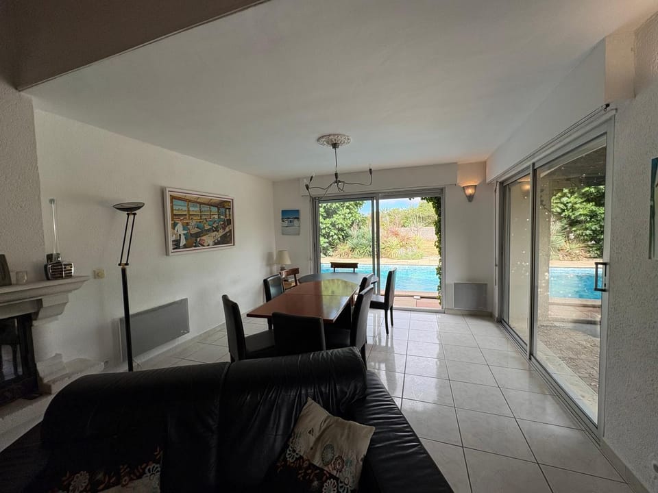 Dining area, Pool view