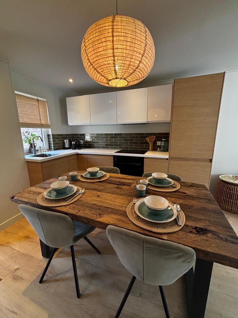 Kitchen or kitchenette, Dining area