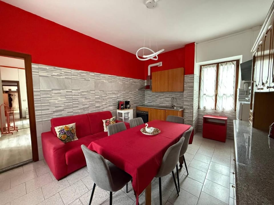 Charming Flat Red Orta Relax e Comfort Apartment in Omegna